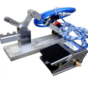 將內線放在塑膠線爪支架上