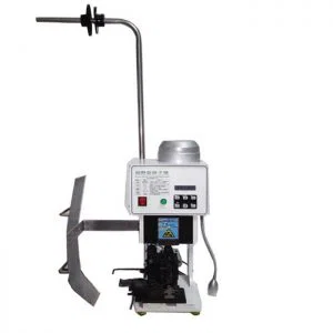 將AC端子壓接到電纜上，以製作電纜尾塞。